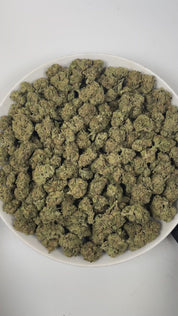 PUFFY Jelly Breath is an indica-dominant hybrid THCa strain, created from the legendary pairing of Mendo Breath and Do‑Si‑Dos. The aroma is a delightful blend of floral notes, sweet undertones, and rich, juicy berries, creating a fragrant and inviting scent that is both fresh and captivating. Visually, the buds are dense and vibrant green, accentuated by deep purple hues and bright orange pistils, all generously coated in a frosty layer of thick trichomes. Consumers often report a deeply calming experience 