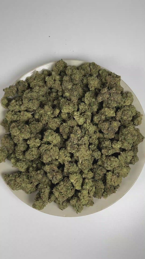 PUFFY Candy Gas is a balanced hybrid THCa strain descended from an iconic lineage of Kandy Kush and OG #18. The aroma is a vibrant blend of zesty lime and gassy notes, rounded out by a delicate floral finish. Visually, dense deep forest green buds with hints of purple are threaded with fiery orange pistils and coated in a sparkling layer of sticky trichomes. Consumers often report euphoric, focused, and creative effects accompanied by a calming sense of relaxation. 