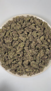 PUFFY Platinum Cake is an indica-dominant hybrid THCa strain hailing from the renowned cross of Wedding Cake and Platinum OG. The aroma is a vibrant blend of bright citrus zest layered with funky, earthy undertones and a bold diesel finish. Visually, dense forest green buds with purple hues and fiery orange pistils are coated in sticky trichomes. Consumers often report an euphoric, relaxed, and lightly stimulating sensation accompanied by a mild cerebral buzz and soothing full-body relaxation.