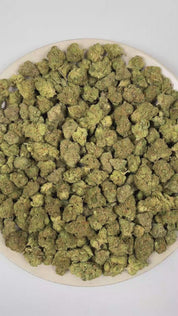PUFFY Apple Jack is a balanced hybrid THCa strain derived from the distinguished pairing of Jack Herer and White Widow. The aroma is pungent, filling the air with a bold intensity, layered with ripe banana sweetness and a rich, funky undertone. Visually, dense forest green buds with purple hues and fiery orange pistils are coated in sticky trichomes. Consumers often report a euphoric sense of well-being paired with focused mental clarity, a calming mindset, and soothing body relaxation. 