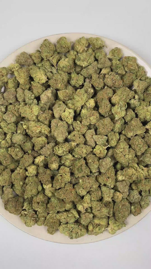PUFFY Apple Jack is a balanced hybrid THCa strain derived from the distinguished pairing of Jack Herer and White Widow. The aroma is pungent, filling the air with a bold intensity, layered with ripe banana sweetness and a rich, funky undertone. Visually, dense forest green buds with purple hues and fiery orange pistils are coated in sticky trichomes. Consumers often report a euphoric sense of well-being paired with focused mental clarity, a calming mindset, and soothing body relaxation. 