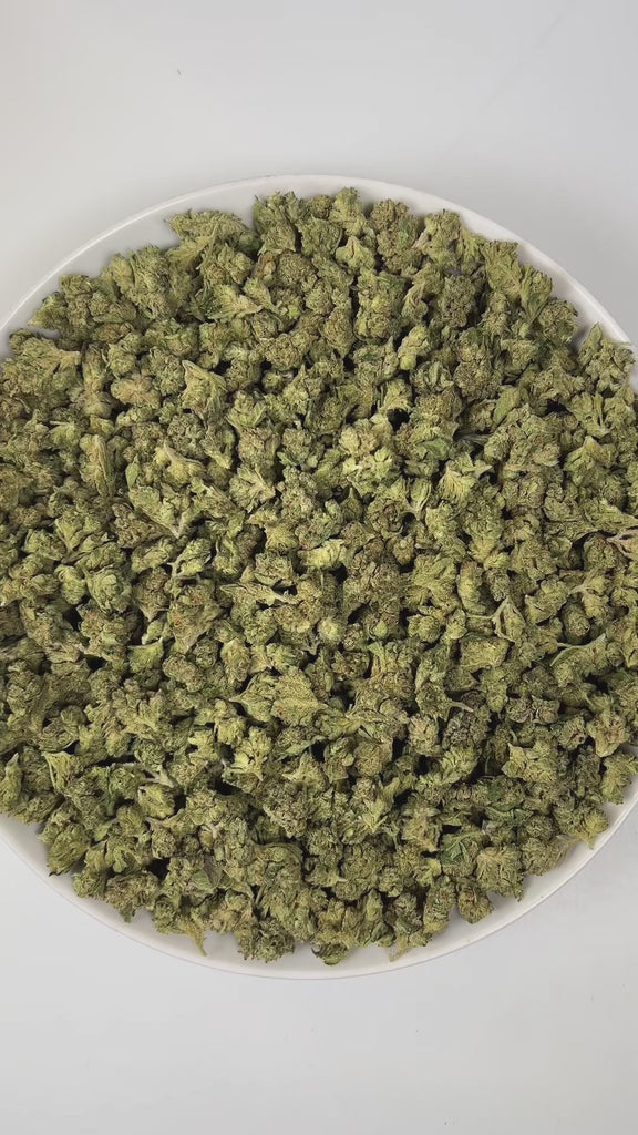 PUFFY Gary Payton (smalls) is a balanced hybrid THCa strain, crafted from the renowned pairing of The Y and Snowman. The aroma opens with a bold burst of sweet onions layered over a rich gassy punch, rounded out by subtle notes of earthy cedar that add depth and warmth to the profile. Visually, buds are dense and frosty, featuring green and purple hues with bright orange pistils and a thick coating of sparkling trichomes. Consumers often report feeling euphoric and cheerful, deeply relaxed, with enhanced fo