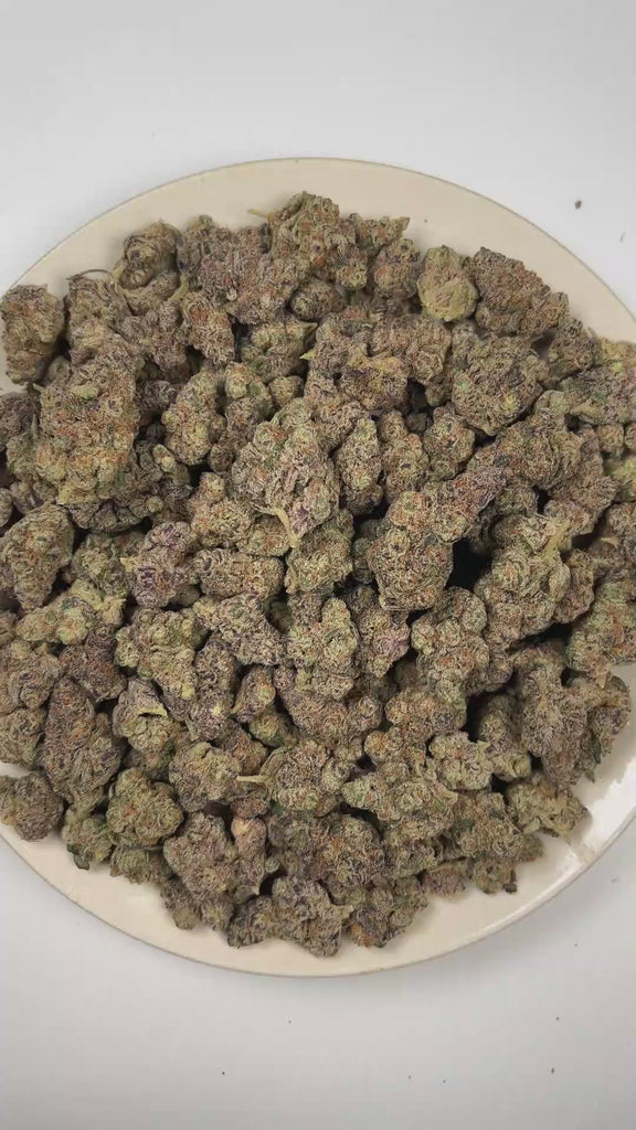 PUFFY Zero Gravity is a balanced hybrid THCa strain born from the legendary pairing of Holy Grail Kush and Smurfzilla. The aroma is bursting with bright grapefruit and juicy orange notes, delivering a refreshing and distinctly fruity experience. Visually, dense deep forest green buds with purple hues and fiery orange pistils are coated in sticky trichomes. Consumers often report feeling euphoric, creative, and energetic while maintaining a calm and balanced state of mind. 