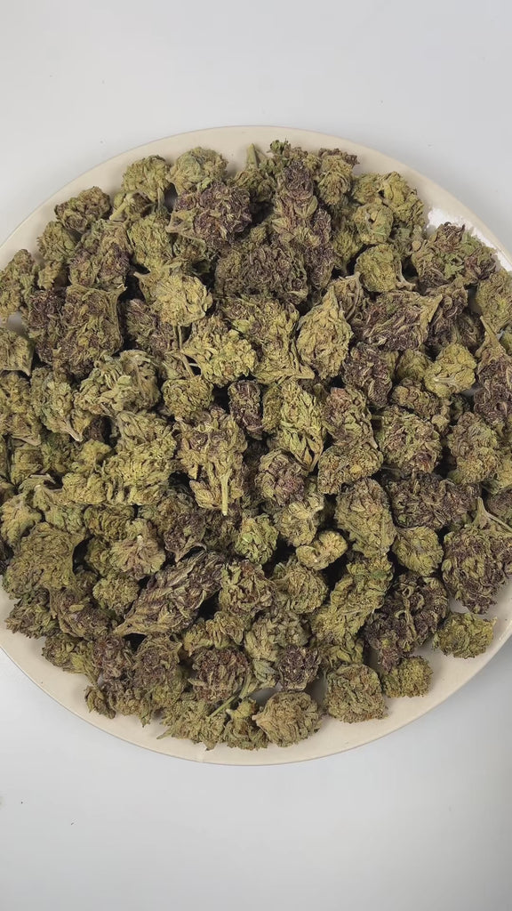 PUFFY Jam Session is a balanced hybrid THCa strain, expertly crafted from the flavorful blend of Apple Fritter and Orange Tree. The aroma is a vibrant blend of fruity sweetness, pungent gassy undertones, and fresh herbal notes. Visually, dense light green buds with purple hues and fiery orange pistils are coated in sticky trichomes. Consumers often report a euphoric and uplifting experience that sparks creativity and energy while maintaining a balanced, calming mental vibe.