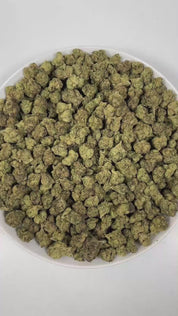 PUFFY Lemon ZKZ is a sativa-dominant hybrid THCa strain, the result of a legendary fusion between the iconic Las Vegas Lemon Skunk and ZKZ. The aroma opens with bright, zesty notes of lemon, layered with a sweet, candy-like essence, and finishes with a distinct, pungent gassy undertone. Visually, dense grass green buds with purple hues and fiery orange pistils are coated in sticky trichomes. Consumers often report an initial burst of uplifting, creative, and energizing cerebral effects, followed by feelings