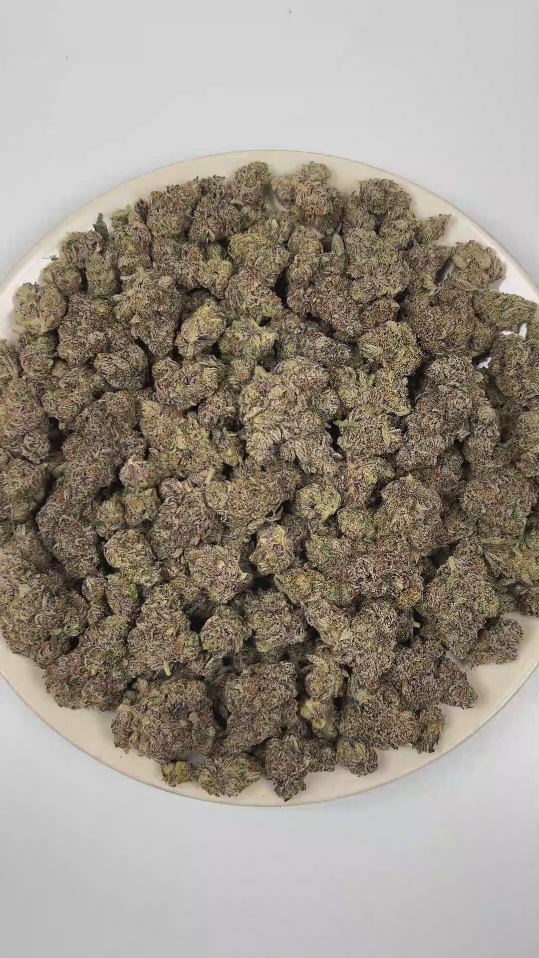 
PUFFY Chrome Dome is a sativa-leaning hybrid THCa strain crafted from the dynamic fusion of Lemonheadz and Eye Candy. The aroma is vibrant grapefruit, unfolding into zesty lime, and finishing with crisp, resinous pine. Visually, dense forest green buds with purple hues and fiery orange pistils are coated in sticky trichomes. Consumers often report an initial euphoric, creative, uplifted, and focused mental state followed by a calming body relaxation. 
