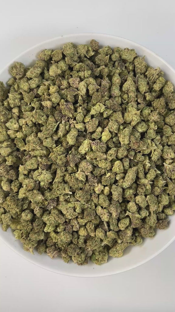 PUFFY Candy Runtz (smalls) is a balanced hybrid THCa strain, born from the legendary cross of ZKZ and Gelato. A bold blend of sharp gas, sweet candy, and refreshing mint creates a rich, layered aroma that’s both striking and memorable. Visually dense buds, frosty with bright orange pistils and purple accents. Consumers often describe an initial wave of euphoria that sparks creativity and uplift, gradually easing into a calm, relaxing state.
