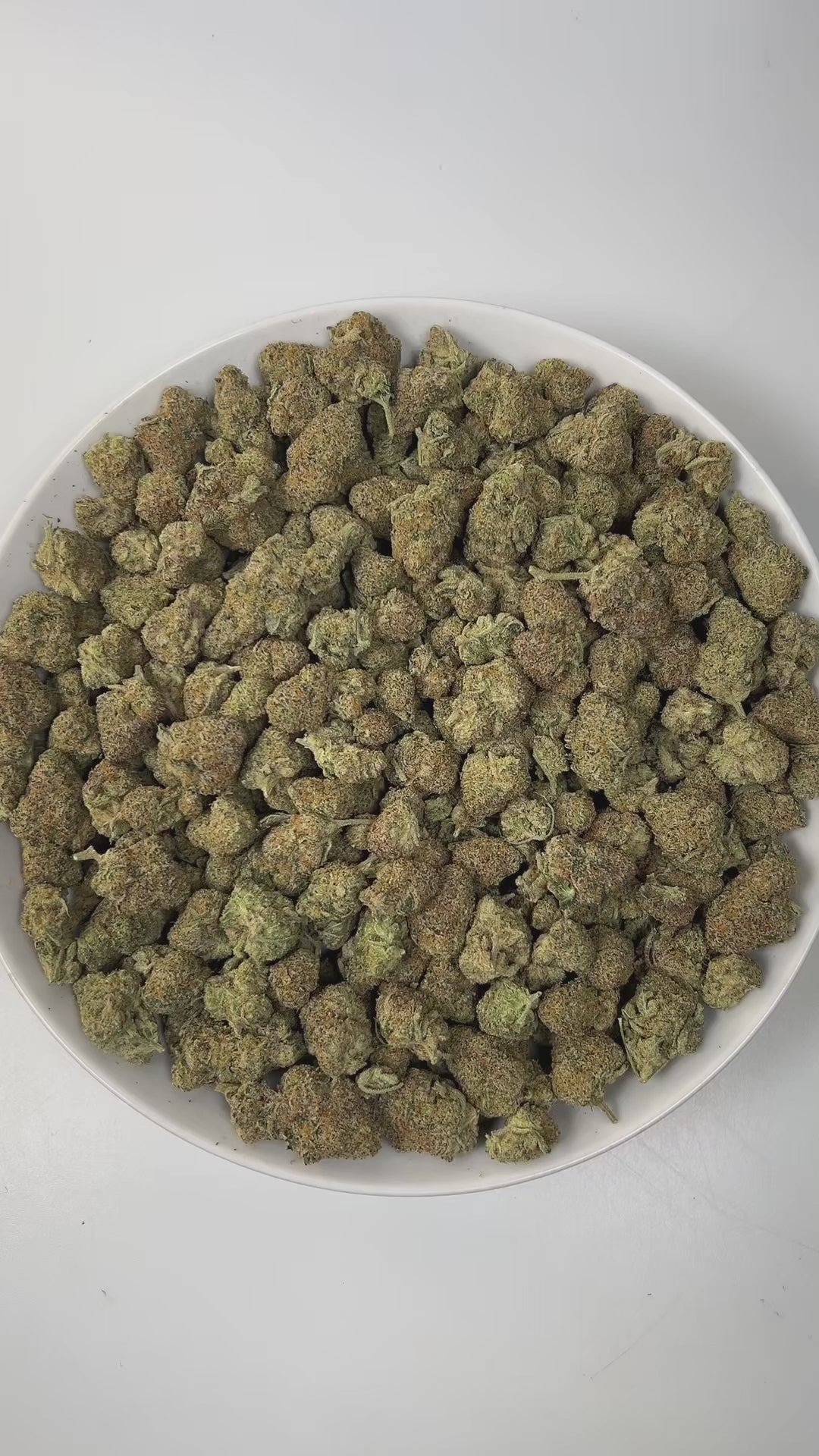 PUFFY The Wiz is a sativa-dominant hybrid THCa strain hailing from the legendary OG Kush lineage. The aroma opens with bright, zesty lemon notes layered over a rich earthy base, finished with a mouthwatering, juicy freshness that instantly draws you in. Visually, dense light-green buds showcase subtle purple hues and fiery orange pistils, all lavishly coated in a thick layer of sticky, glistening trichomes. Consumers often report a powerful cerebral head rush that delivers uplifting, energizing, and euphori