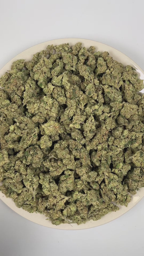 PUFFY Green Goblin is a sativa-dominant hybrid THCa strain crafted from the standout genetics of Skunk #1 and Afghani. Aroma opens with a rich nutty base, lifted by cool mint and finished with a subtle savory hint of fresh onion. Visually, dense forest green buds with purple hues and fiery orange pistils are coated in sticky trichomes. Consumers often report a euphoric, uplifted mood accompanied by enhanced focus, heightened mental sharpness, and a surge of creative inspiration. 