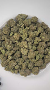 PUFFY Frosted ORZ is an indica-dominant hybrid THCa strain, crafted from the legendary lineage of Cookies N Cream × Secret Weapon. The aroma exudes creamy chocolate richness layered with deep earthy undertones, creating a warm and indulgent scent experience. Visually striking, the dense green buds showcase subtle purple hues, fiery orange hairs, and a heavy coat of frosty trichomes. Consumers often note an uplifting spark of creativity and euphoria that flows into a relaxed, calm state while keeping convers