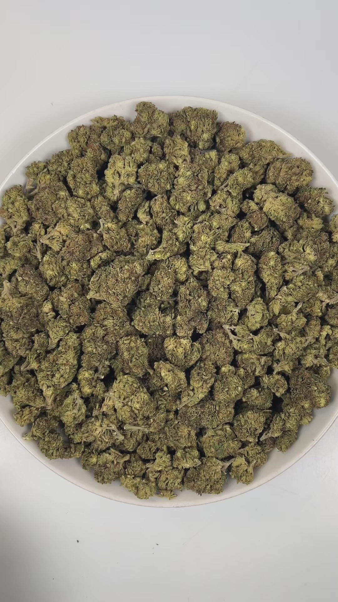 PUFFY Sour Cupcake is a balanced hybrid THCa strain, born from the unique pairing of Sour Diesel and Wedding Cake. The aroma is a vibrant blend of zesty citrus, pungent gassy notes, and sharp diesel undertones. Visually, dense forest green buds with purple hues and fiery orange pistils are coated in sticky trichomes. Consumers often report feeling euphoric and energized, accompanied by mental clarity, heightened creativity and sociability, paired with gentle, soothing body relaxation.