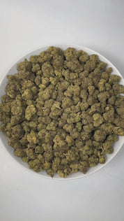 PUFFY Strawberry Slush is a potent hybrid THCa strain born from the powerful cross between XJ13 and Strawnana. Aroma opens with a vibrant burst of sweet, ripe berries, layered with a sugary richness and finished by a bold, gassy undertone that adds depth and intensity. Visually, dense green buds with purple hues and fiery orange pistils are coated in sticky trichomes. Consumers often report uplifting, energetic, and creative effects, bringing a relaxed, euphoric, and calming body feel, with many experiencin