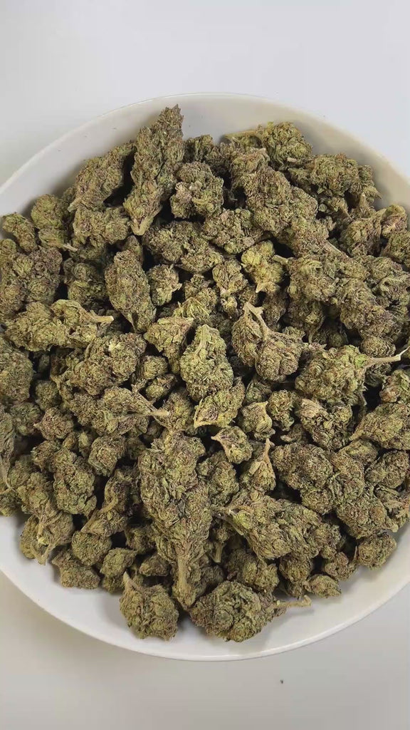 PUFFY Candy Runtz is a balanced hybrid THCa strain, born from the legendary cross of ZKZ and Gelato. The aroma combines sharp diesel and chemical notes with a subtle fruity sweetness, creating a bold and complex scent profile. Visually dense buds, frosty with bright orange pistils and purple accents. Consumers often describe an initial wave of euphoria that sparks creativity and uplift, gradually easing into a calm, relaxing state.
