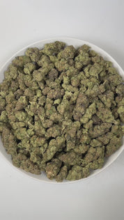 PUFFY TK41 is a balanced hybrid THCa strain, born from the renowned cross of Triangle Kush × Gelato #41. The aroma opens with a rich, creamy sweetness, layered with warm, inviting spices and a subtle hint of smooth vanilla that lingers gently in the senses. Visually, dense bright green buds with purple hues and fiery orange pistils are coated in sticky trichomes. Consumers often report a combination of tingly sensations, deep relaxation, and uplifting euphoria, describing an experience that soothes the body