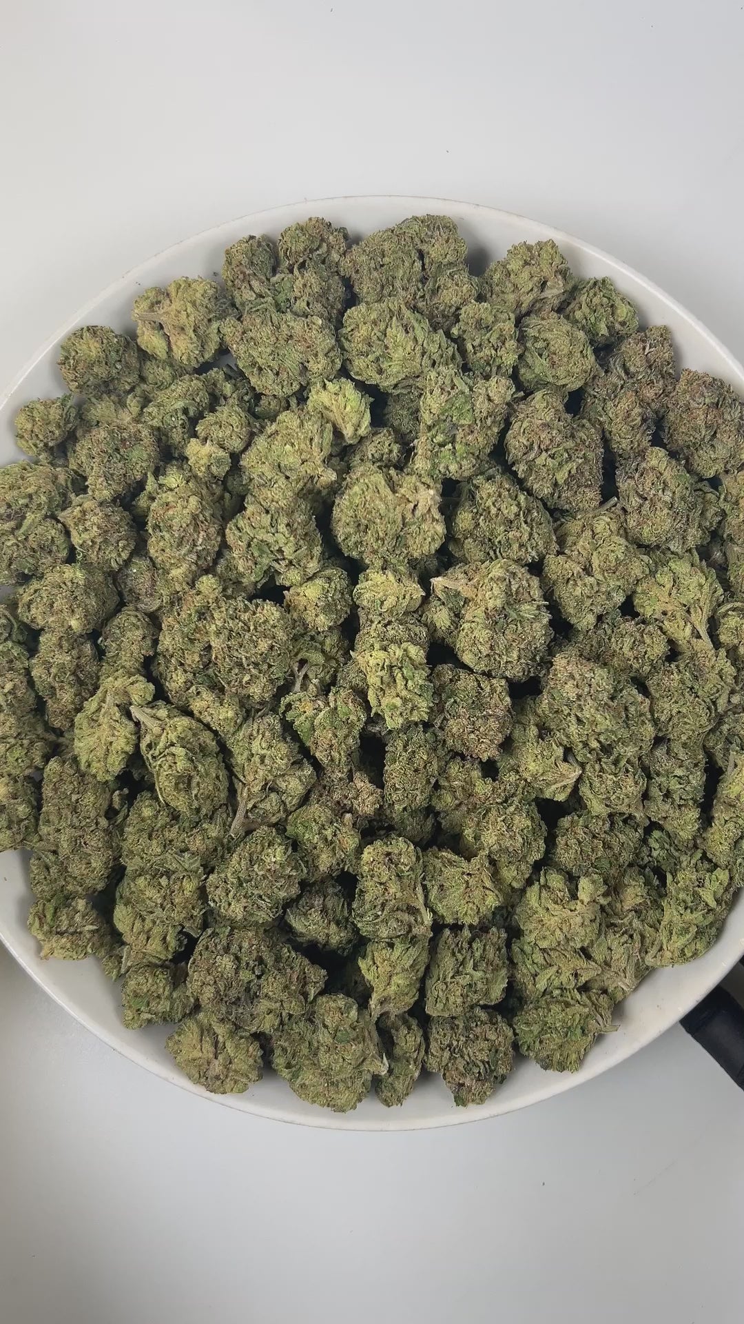 PUFFY Rainbow Belts is an indica-dominant hybrid THCa strain, created from the legendary pairing of ZKZ × Moonbow. The aroma bursts with tropical sweetness, grounded by earthy undertones and accented with a warm, spicy kick. Visually, the buds resemble emerald clouds with violet hints, bright orange pistils, and a sparkling layer of frosty trichomes. Consumers often report an uplifting, euphoric head‑buzz that boosts sociability and giddiness, followed by a gentle, tingling body high that relaxes.