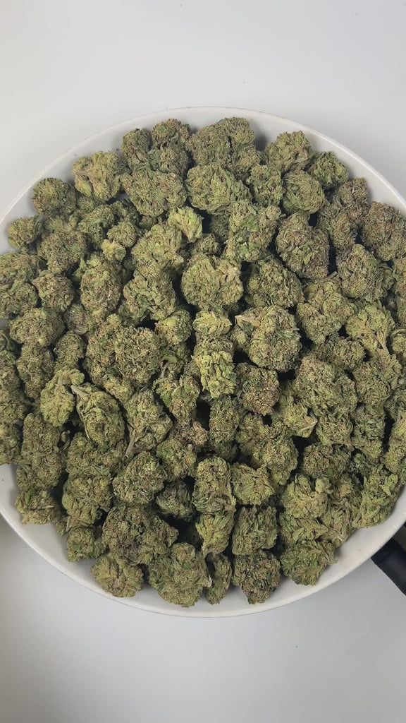 PUFFY Rainbow Belts is an indica-dominant hybrid THCa strain, created from the legendary pairing of ZKZ × Moonbow. The aroma bursts with tropical sweetness, grounded by earthy undertones and accented with a warm, spicy kick. Visually, the buds resemble emerald clouds with violet hints, bright orange pistils, and a sparkling layer of frosty trichomes. Consumers often report an uplifting, euphoric head‑buzz that boosts sociability and giddiness, followed by a gentle, tingling body high that relaxes.