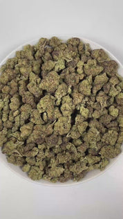 PUFFY Hash Burger is an indica-dominant hybrid THCa strain, born from the masterful cross between Han Solo Hash Plant × Double Burger. The aroma is a bold and savory blend, featuring sharp piney notes intertwined with the pungent essence of onions and the subtle warmth of garlic. Visually, dense forest-green buds with purple hues and fiery orange pistils are coated in sticky trichomes. Consumers often report an experience that begins with a euphoric cerebral rush, gradually easing into deep body relaxation 