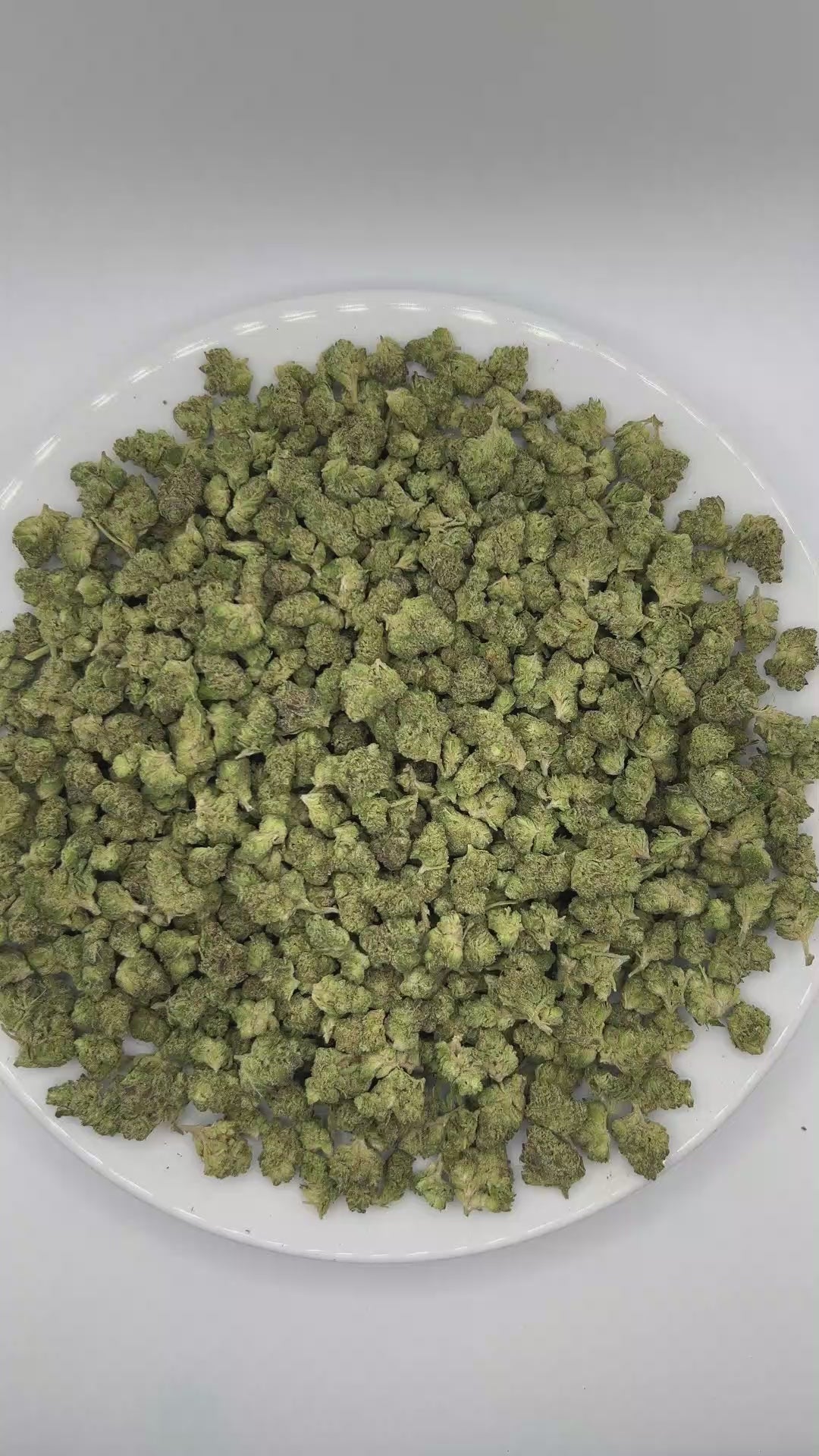 PUFFY Hash Burger (smalls) is an indica-dominant hybrid THCa strain, born from the masterful cross between Han Solo Hash Plant and Double Burger. The aroma is rich with savory garlic and pungent diesel notes, complemented by warm, spicy hints of black pepper. Visually, dense forest-green buds with purple hues and fiery orange pistils are coated in sticky trichomes. Consumers often report an experience that begins with a euphoric cerebral rush, gradually easing into deep body relaxation that delivers uplifti