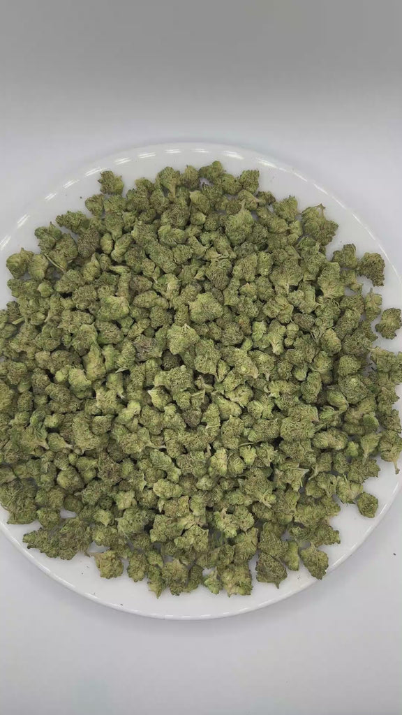 PUFFY Hash Burger (smalls) is an indica-dominant hybrid THCa strain, born from the masterful cross between Han Solo Hash Plant and Double Burger. The aroma is rich with savory garlic and pungent diesel notes, complemented by warm, spicy hints of black pepper. Visually, dense forest-green buds with purple hues and fiery orange pistils are coated in sticky trichomes. Consumers often report an experience that begins with a euphoric cerebral rush, gradually easing into deep body relaxation that delivers uplifti