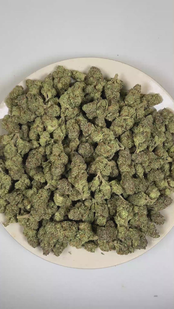 PUFFY Sharpie is an indica-dominant hybrid THCa strain developed from the powerhouse lineage of Biscotti × Jealousy × Sherb Bx. The aroma opens with sweet candy notes, followed by bold fuel undertones, and finishes with a distinctive chemical edge. Visually, dense forest green buds with purple hues and fiery orange pistils are coated in sticky trichomes. Consumers often report a euphoric uplift in mood accompanied by enhanced creativity, an easygoing social vibe and long-lasting physical calm. 