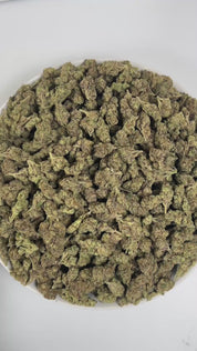 PUFFY Lemon Gushers is an indica-dominant hybrid THCa strain, born from the renowned cross of Gelato 41 and Triangle Kush. The aroma is a delightful blend of sweet candy and zesty lemon‑berry notes, grounded by subtle earthy undertones. Visually, the buds are dense and light green with hints of purple, accented by vibrant orange pistils and coated in a sparkling layer of trichomes. Consumers often report a rapid uplift in mood and a sense of mental clarity, followed by a warm, relaxing body sensation.
