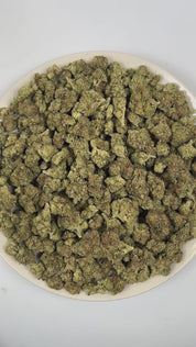 PUFFY Maui Kush is a sativa-dominant hybrid THCa strain crafted through the refined union of Maui Waui and OG Kush. The aroma opens with bold notes of kush and pungent garlic layered over a rich earthy undertone. Visually, dense spring green buds with purple hues and fiery orange pistils are coated in sticky trichomes. Consumers often report a euphoric and uplifting experience that sharpens focus, boosts motivation, sparks creativity and energy, while providing a gentle, soothing body relaxation.