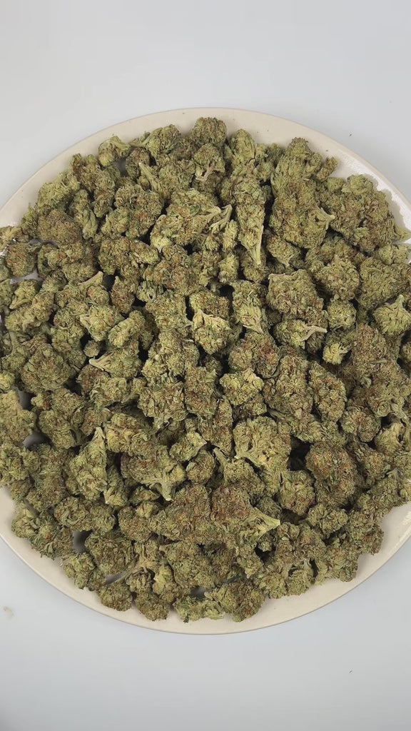 PUFFY Maui Kush is a sativa-dominant hybrid THCa strain crafted through the refined union of Maui Waui and OG Kush. The aroma opens with bold notes of kush and pungent garlic layered over a rich earthy undertone. Visually, dense spring green buds with purple hues and fiery orange pistils are coated in sticky trichomes. Consumers often report a euphoric and uplifting experience that sharpens focus, boosts motivation, sparks creativity and energy, while providing a gentle, soothing body relaxation.