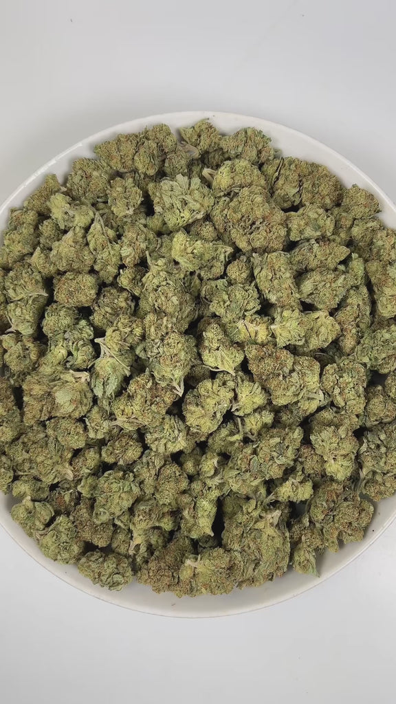 PUFFY Tahoe OG is an indica-dominant hybrid THCa strain, created from the potent pairing of SFV OG Kush and OG Kush. The aroma is a robust blend of pungent onions, sharp garlic, and earthy savory. Visually, dense green buds with hints of purple, bright orange pistils, and a thick coating of sparkling trichomes. Consumers often report euphoric, relaxed, and appetite‑boosting effects, accompanied by a calming body sensation that helps ease tension and promote overall relaxation.