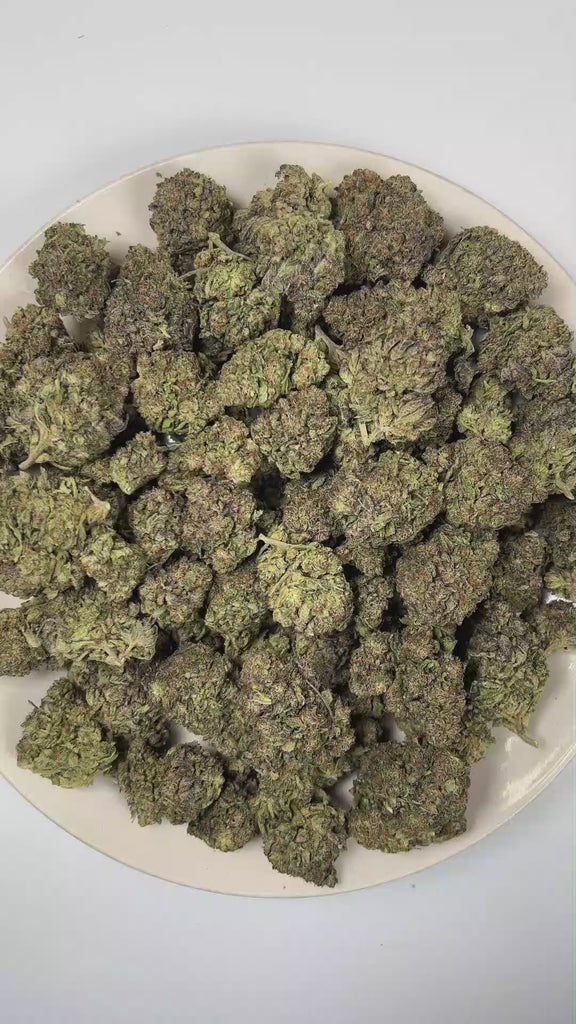 PUFFY Grape Gelato is an indica-dominant hybrid THCa strain, born from the renowned fusion of Grape Kush and Gelato #33. The aroma opens with vibrant fruity sweetness, followed by rich creamy undertones and finished with a bold, lingering gassy depth. Visually, dense green buds with purple hues and fiery orange pistils are coated in sticky trichomes. Consumers often report a euphoric, energetic, and happy high that encourages lighthearted conversation and social ease while delivering a relaxing, mood‑liftin