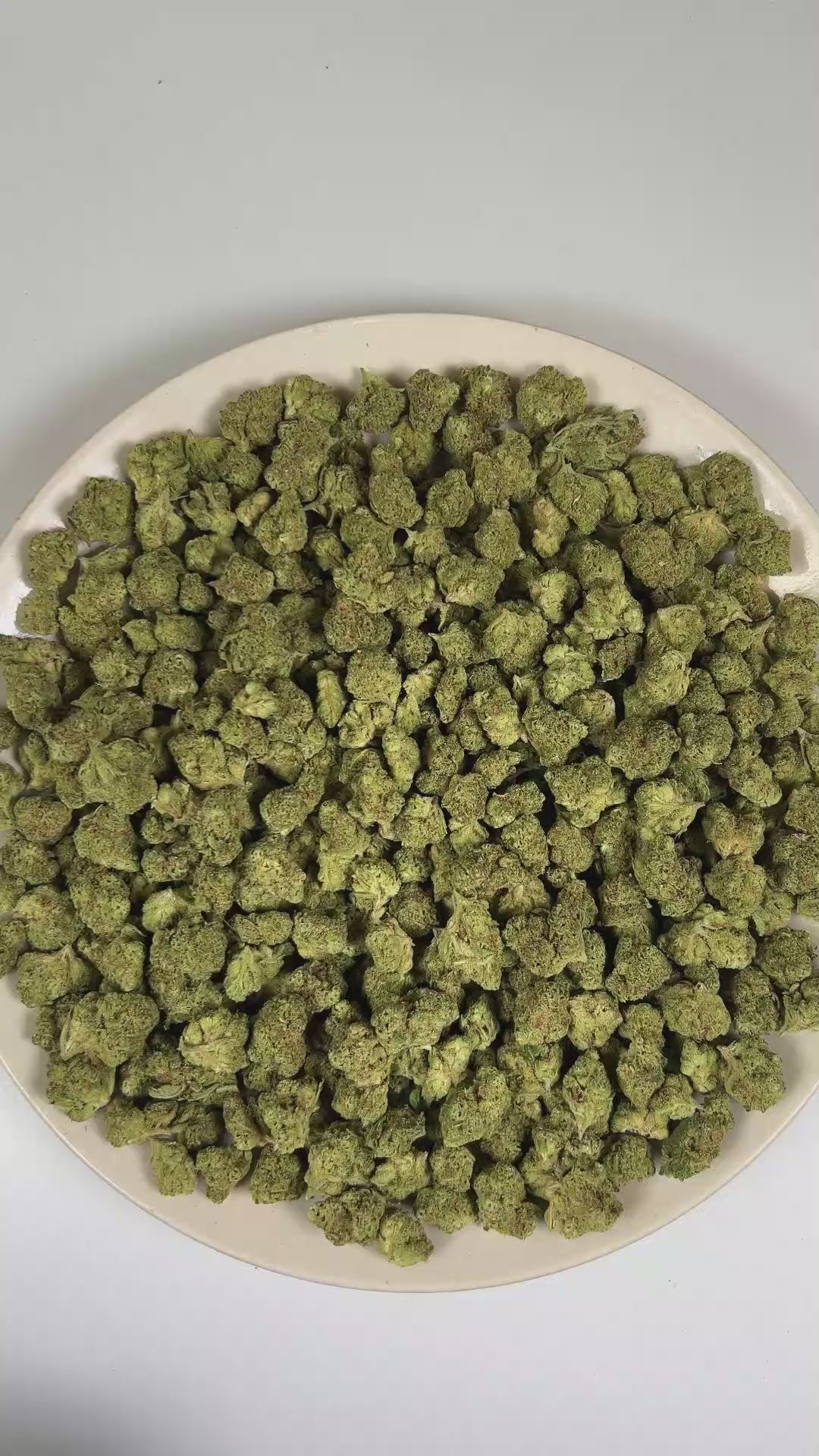 PUFFY Banjo (smalls) is a balanced hybrid THCa strain derived from the premium lineage of Boost and Tangelo. The aroma opens with sharp pine and pungent diesel notes, finishing with a bold, distinctive hint of chemicals. Visually, dense forest green buds with hints of purple are threaded with fiery orange pistils and coated in a sparkling layer of sticky trichomes. Consumers often report an uplifting euphoric mood lift accompanied by improved mental clarity and focus, along with a gentle full-body relaxatio