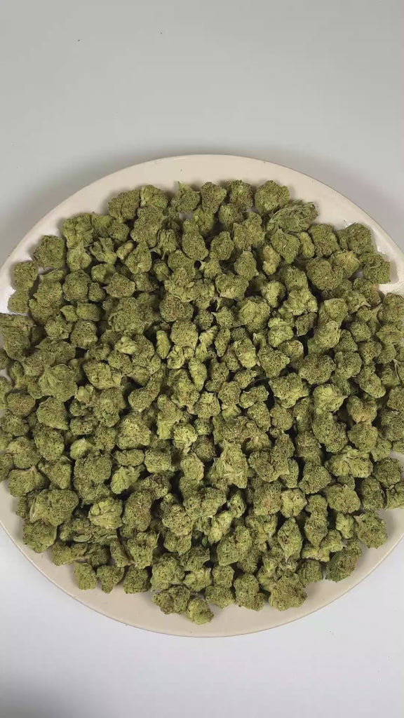 PUFFY Banjo (smalls) is a balanced hybrid THCa strain derived from the premium lineage of Boost and Tangelo. The aroma opens with sharp pine and pungent diesel notes, finishing with a bold, distinctive hint of chemicals. Visually, dense forest green buds with hints of purple are threaded with fiery orange pistils and coated in a sparkling layer of sticky trichomes. Consumers often report an uplifting euphoric mood lift accompanied by improved mental clarity and focus, along with a gentle full-body relaxatio