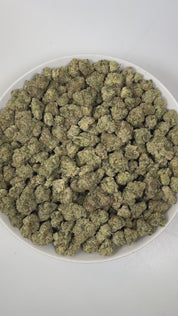 PUFFY Georgia Pie is an indica-dominant hybrid THCa strain, born from the renowned fusion of Gelatti × Kush Mints. The aroma is a juicy blend of ripe melons and tropical fruit, layered with a distinct gassy undertone that adds depth and a bold, pungent edge to the profile. Visually, dense emerald green buds with purple hues and fiery orange pistils are coated in sticky trichomes. Consumers often report a soothing, body-relaxing experience paired with a mellow yet uplifted and gently active headspace, reflec