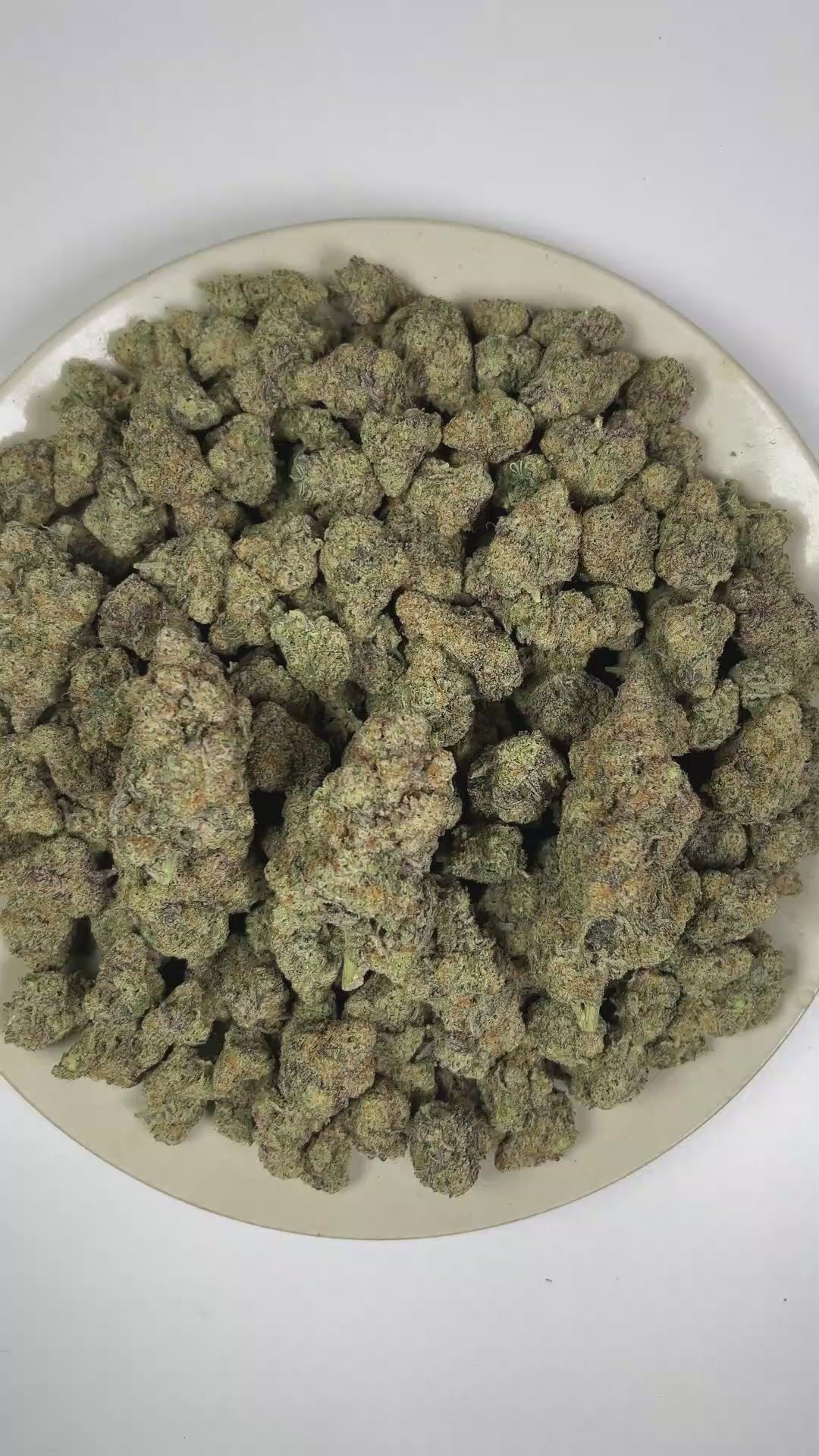 PUFFY Mac (Miracle Alien Cookies) is a balanced hybrid THCa spawned through the strategic pairing of Alien Cookies × (Colombian × Starfighter). The aroma combines skunky musk, sharp cheesy notes, and a strong, pungent scent. Visually, dense forest green buds with hints of purple are threaded with fiery orange pistils and coated in a sparkling layer of sticky trichomes. Consumers often report feelings of euphoria, an uplifted mood, relaxation, and enhanced creativity.