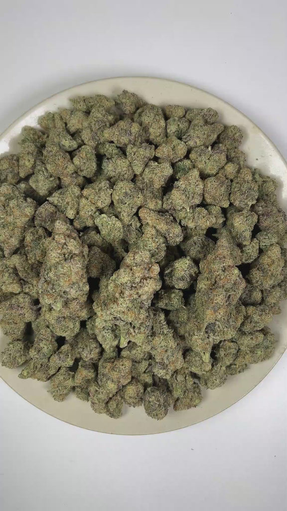 PUFFY Mac (Miracle Alien Cookies) is a balanced hybrid THCa spawned through the strategic pairing of Alien Cookies × (Colombian × Starfighter). The aroma combines skunky musk, sharp cheesy notes, and a strong, pungent scent. Visually, dense forest green buds with hints of purple are threaded with fiery orange pistils and coated in a sparkling layer of sticky trichomes. Consumers often report feelings of euphoria, an uplifted mood, relaxation, and enhanced creativity.