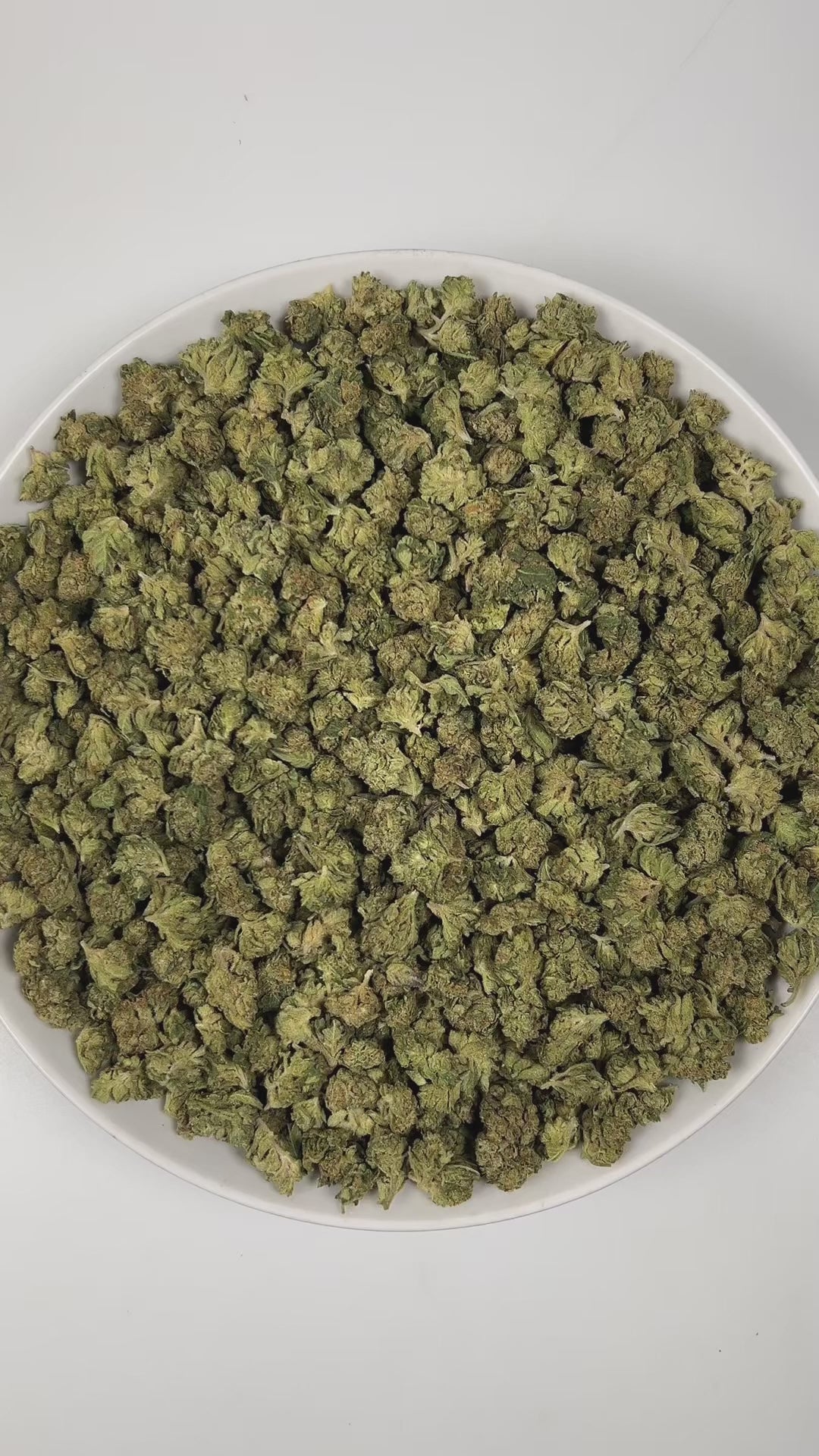 PUFFY Biscotti (smalls) is an indica-dominant hybrid THCa strain, born from the legendary cross of Gelato #25 and South Florida OG. The aroma is a rich, creamy blend with warm nutty undertones, layered delicately with smooth hints of vanilla for a comforting and inviting experience. Dense green buds with deep purple hues and fiery orange pistils are generously coated in sticky, crystal-like trichomes, giving the flower a frosty, resinous finish. Consumers often report the high as a balanced experience that 