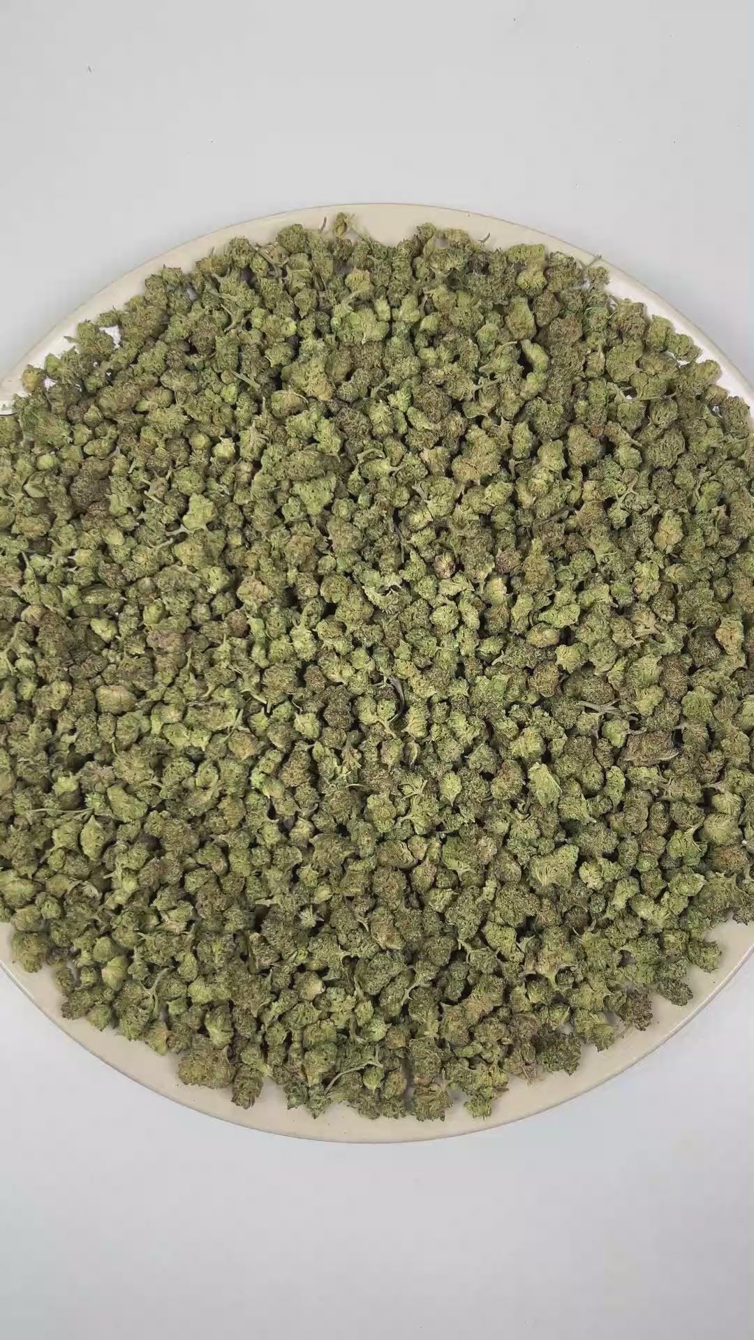 PUFFY Gas Cake (smalls) is an indica-dominant hybrid THCa derived from the distinguished pairing of High Octane and Jungle Cake. The aroma is a rich blend of sweet cake-like notes layered with pungent gas and vibrant fruity undertones. Visually, dense forest green buds with purple hues and fiery orange pistils are coated in sticky trichomes. Consumers often report feeling a wave of euphoria followed by deep relaxation, a noticeable uplift in mood and contentment, and a steady sense of calm that enhances the