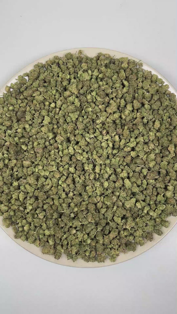 PUFFY Gas Cake (smalls) is an indica-dominant hybrid THCa derived from the distinguished pairing of High Octane and Jungle Cake. The aroma is a rich blend of sweet cake-like notes layered with pungent gas and vibrant fruity undertones. Visually, dense forest green buds with purple hues and fiery orange pistils are coated in sticky trichomes. Consumers often report feeling a wave of euphoria followed by deep relaxation, a noticeable uplift in mood and contentment, and a steady sense of calm that enhances the
