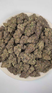 PUFFY Headstash is an indica-dominant hybrid THCa strain expertly assembled from the renowned genetics of GSC, Cherry Pie, KarmaRado OG, and Biker Kush. The aroma opens with a distinctive wet dog musk, layered with bright citrus and finished by a lively burst of zesty freshness. Visually, dense forest green buds with purple hues and fiery orange pistils are coated in sticky trichomes. Consumers often report a euphoric onset marked by uplifting cerebral effects, followed by a comforting body relaxation that 