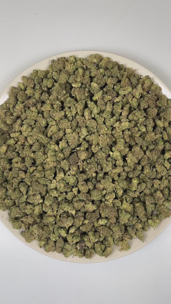 PUFFY Kandy Kush (smalls) is a balanced hybrid THCa strain formed by the classic fusion of OG Kush and Trainwreck. The aroma is a vibrant blend of sweet candy-like notes layered with zesty lime and a bold, gassy undertone. Visually, dense forest green buds with purple hues and fiery orange pistils are coated in sticky trichomes. Consumers often report an initial mild cerebral stimulation that quickly transitions into euphoric effects and a full-bodied physical sensation.