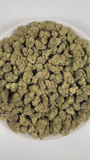 PUFFY Nimbus is a balanced hybrid THCa strain born from the potent cross between Dutchess and Purple Punch F2. The aroma is a bold and pungent blend of chemicals, diesel, and tar, giving it a strong, industrial edge. Visually, dense spring green buds with hints of purple, bright orange pistils, and a thick coating of sparkling trichomes. Consumers often report a euphoric experience that heightens focus and creativity while boosting mood and motivation. 