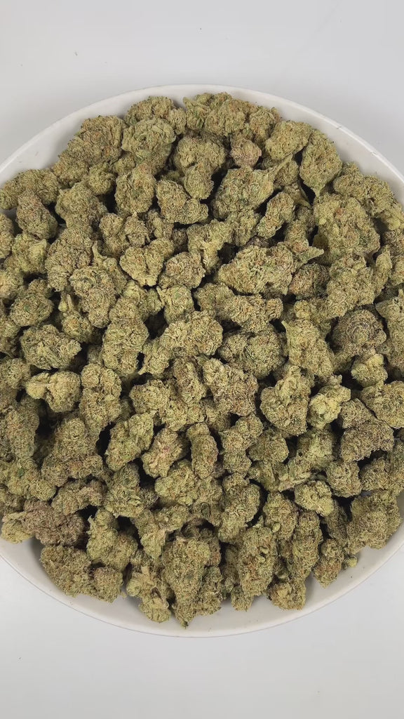 PUFFY Nimbus is a balanced hybrid THCa strain born from the potent cross between Dutchess and Purple Punch F2. The aroma is a bold and pungent blend of chemicals, diesel, and tar, giving it a strong, industrial edge. Visually, dense spring green buds with hints of purple, bright orange pistils, and a thick coating of sparkling trichomes. Consumers often report a euphoric experience that heightens focus and creativity while boosting mood and motivation. 