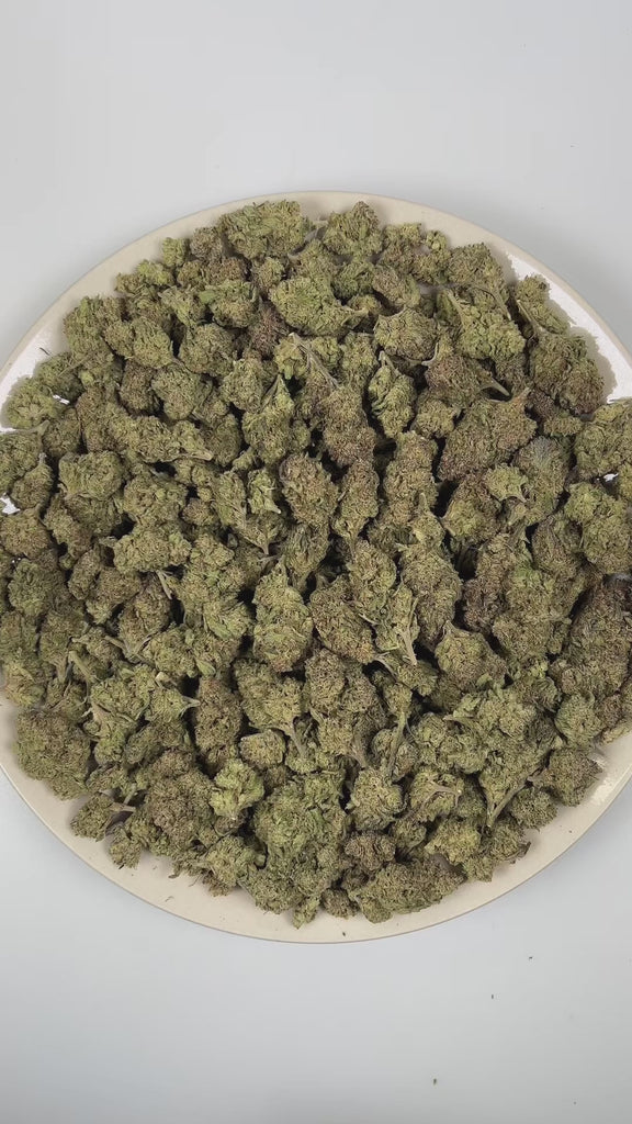 PUFFY Kush Mints is a balanced hybrid THCa strain meticulously crafted through the expert crossbreeding of Animal Mints and Bubba Kush. The aroma is a distinctive fusion of sharp onion zest, mellow sweetness, and a refreshing minty coolness. Visually, the buds are dense, with deep green and purple hues, bright orange pistils, and a sparkling coating of trichomes. Consumers often report euphoric effects paired with deep relaxation and body calm, enhanced mental clarity, often accompanied by feelings of conte