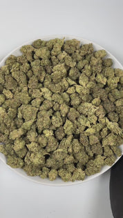 PUFFY Cream Pop is an indica-dominant hybrid THCa strain, created from the flavorful cross of Milk & Cookies × Red Pop. The aroma is creamy and rich, with notes of sweet vanilla and a refreshing hint of citrus. Visually, the buds are dense and dark green with striking purple hues, adorned with vibrant orange pistils and a sparkling layer of crystal trichomes. Consumers often report an initial lifted euphoria that gradually gives way to a sense of calm and happiness, accompanied by physical relaxation.