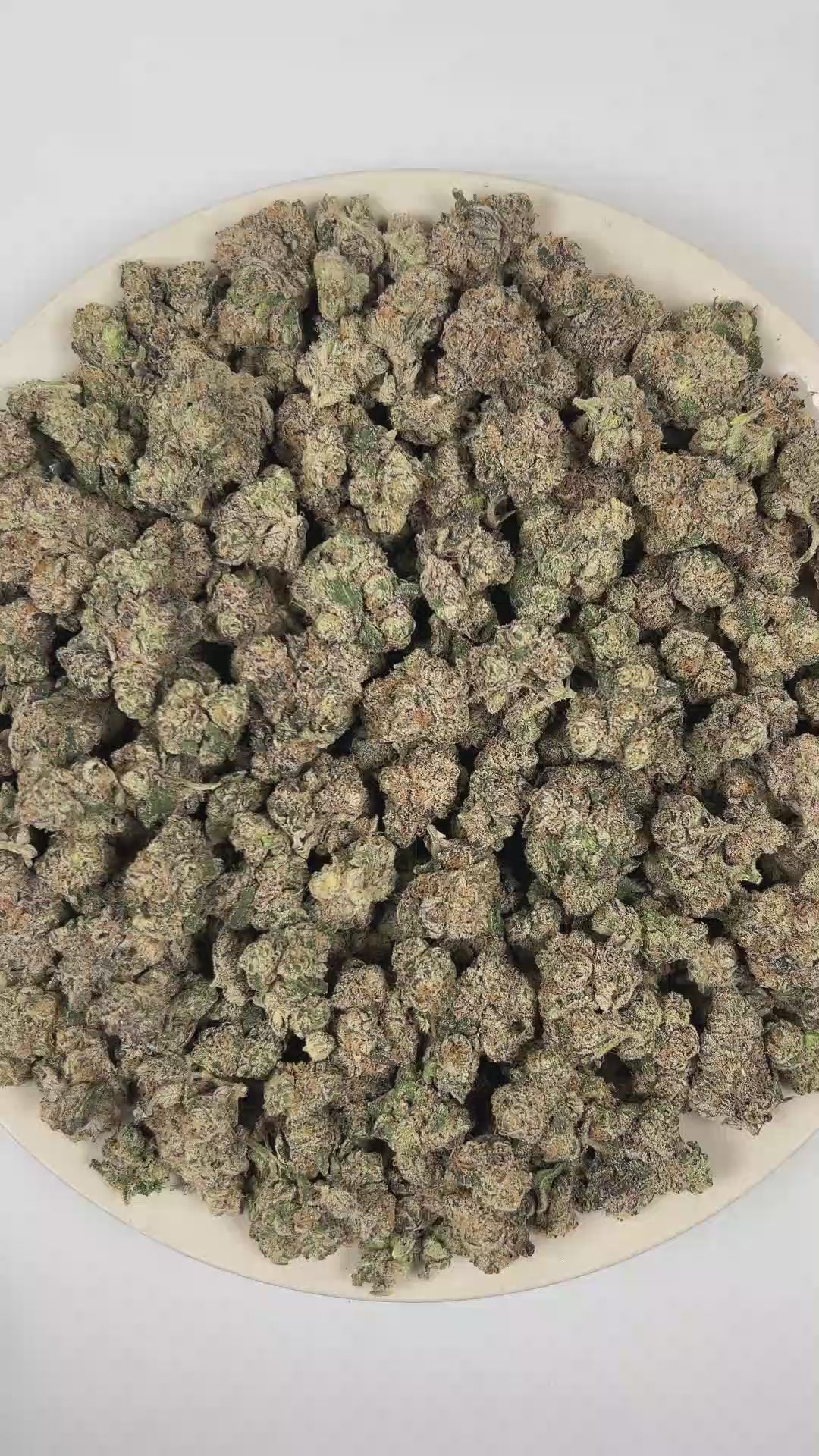 PUFFY Pop Rocks is an indica-dominant THCa strain, a vibrant cross between LA Pop Rocks and Magic Marker. The aroma is a bold blend of pungent fuel notes layered with bright citrus undertones. Visually, dense green buds with purple hues and fiery orange pistils are coated in sticky trichomes. Consumers often report a soothing body high paired with mood enhancement, including feelings of happiness, calm, and mild euphoria, making it ideal for unwinding after a long day. 