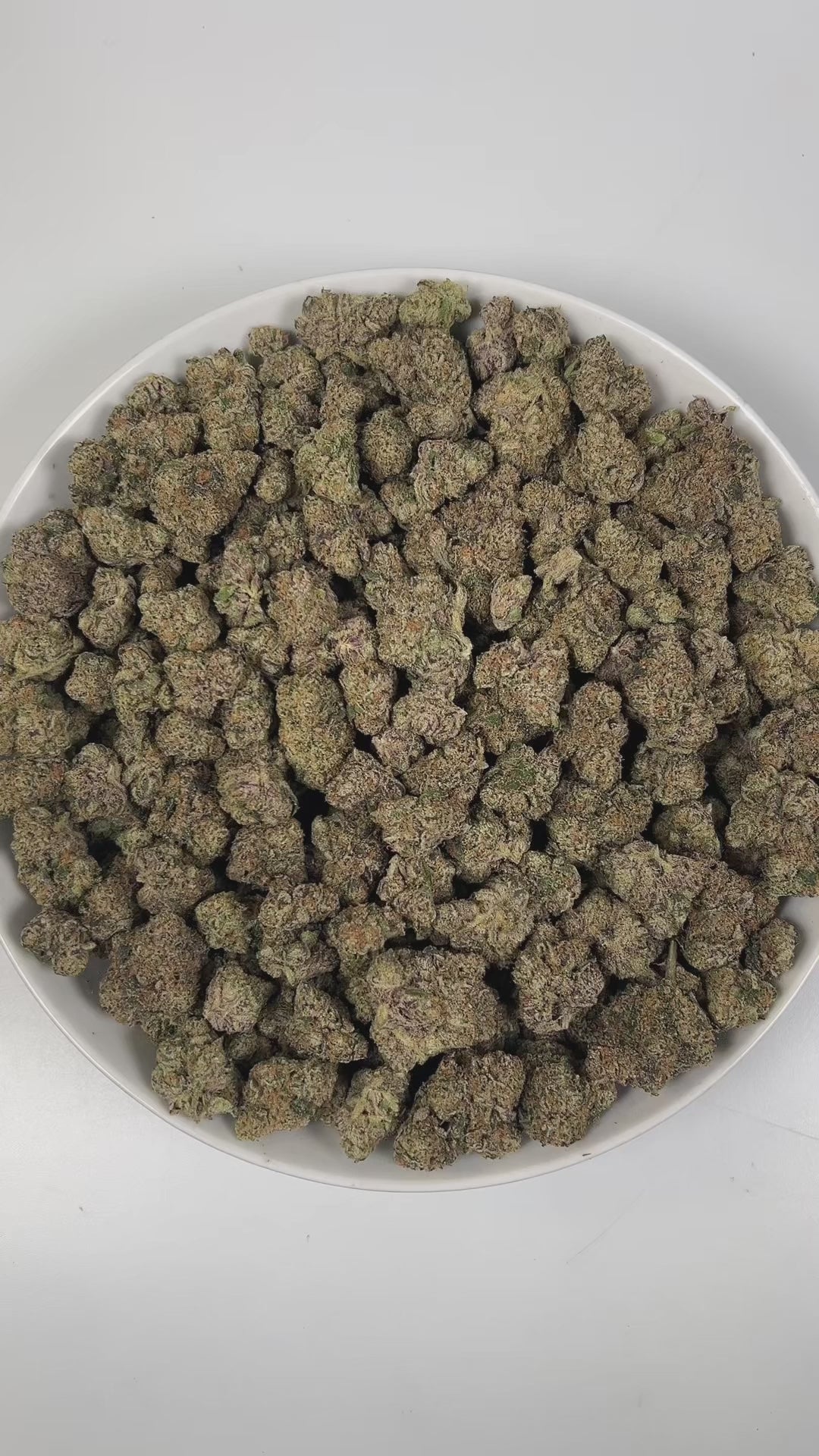 PUFFY ZKZ Pie is a balanced hybrid THCa strain, from the renowned pairing of ZKZ and Georgia Pie. The aroma opens with bright citrus notes layered over a rich earthy base, finished with a bold gassy edge that adds depth and character. Visually, dense green buds with purple hues and fiery orange pistils are coated in sticky trichomes. Consumers often report a bright, uplifting cerebral euphoria that sparks creativity and social energy, followed by a smooth wave of physical relaxation that calms the body.