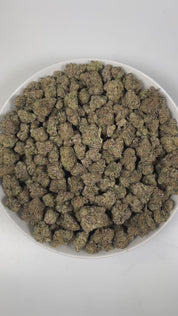 PUFFY ZKZ Pie is a balanced hybrid THCa strain, from the renowned pairing of ZKZ and Georgia Pie. The aroma opens with bright citrus notes layered over a rich earthy base, finished with a bold gassy edge that adds depth and character. Visually, dense green buds with purple hues and fiery orange pistils are coated in sticky trichomes. Consumers often report a bright, uplifting cerebral euphoria that sparks creativity and social energy, followed by a smooth wave of physical relaxation that calms the body.
