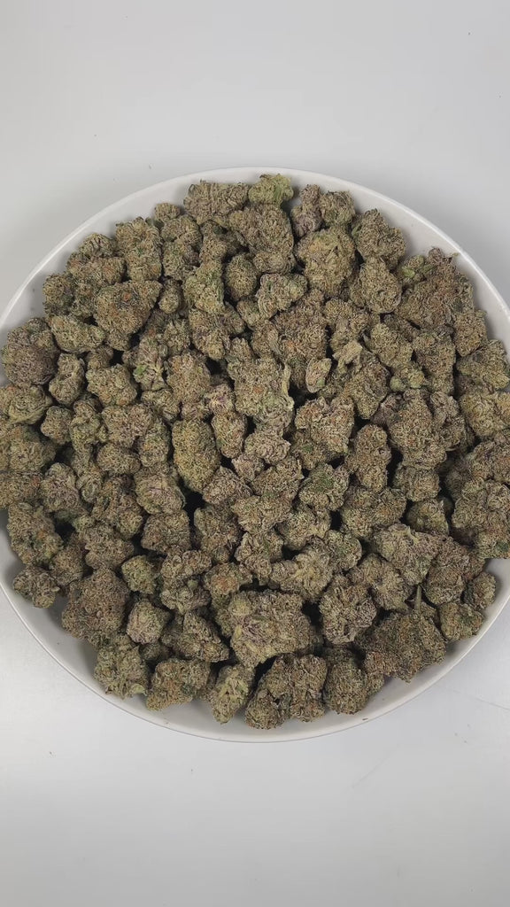 PUFFY ZKZ Pie is a balanced hybrid THCa strain, from the renowned pairing of ZKZ and Georgia Pie. The aroma opens with bright citrus notes layered over a rich earthy base, finished with a bold gassy edge that adds depth and character. Visually, dense green buds with purple hues and fiery orange pistils are coated in sticky trichomes. Consumers often report a bright, uplifting cerebral euphoria that sparks creativity and social energy, followed by a smooth wave of physical relaxation that calms the body.