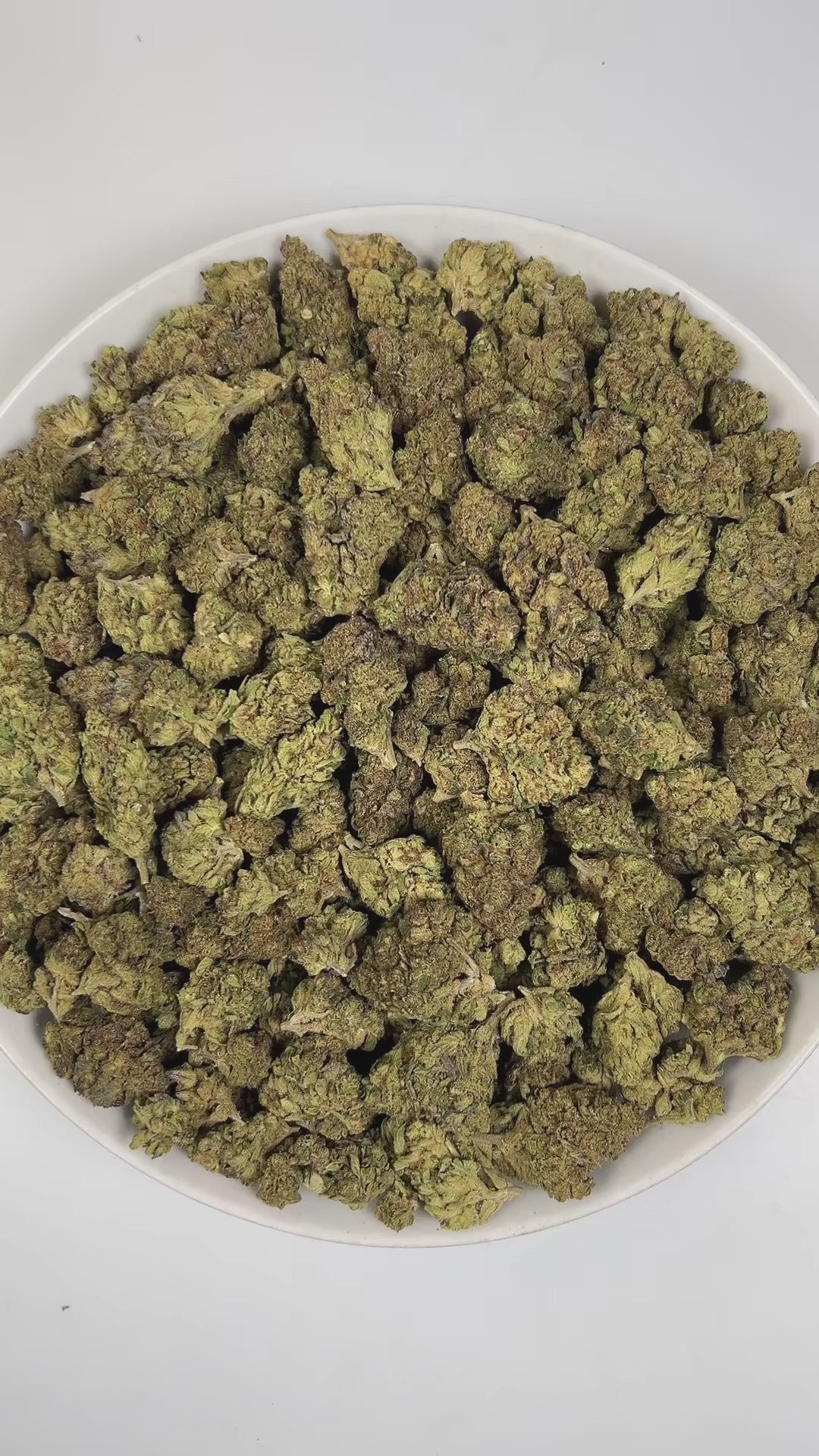 PUFFY Zushi is an indica-dominant hybrid THCa strain, crafted from the distinctive pairing of Original Z and Kush Mints. The aroma is a bold and intriguing blend of gassy pungency, rich woody undertones, and a sweet, ripe hint of grape that lingers on the senses. Visually, dense forest green buds with purple hues and fiery orange pistils are coated in sticky trichomes. Consumers often report a clear-headed sense of inspiration, heightened creativity, and balanced energy that leaves the mind feeling relaxed.