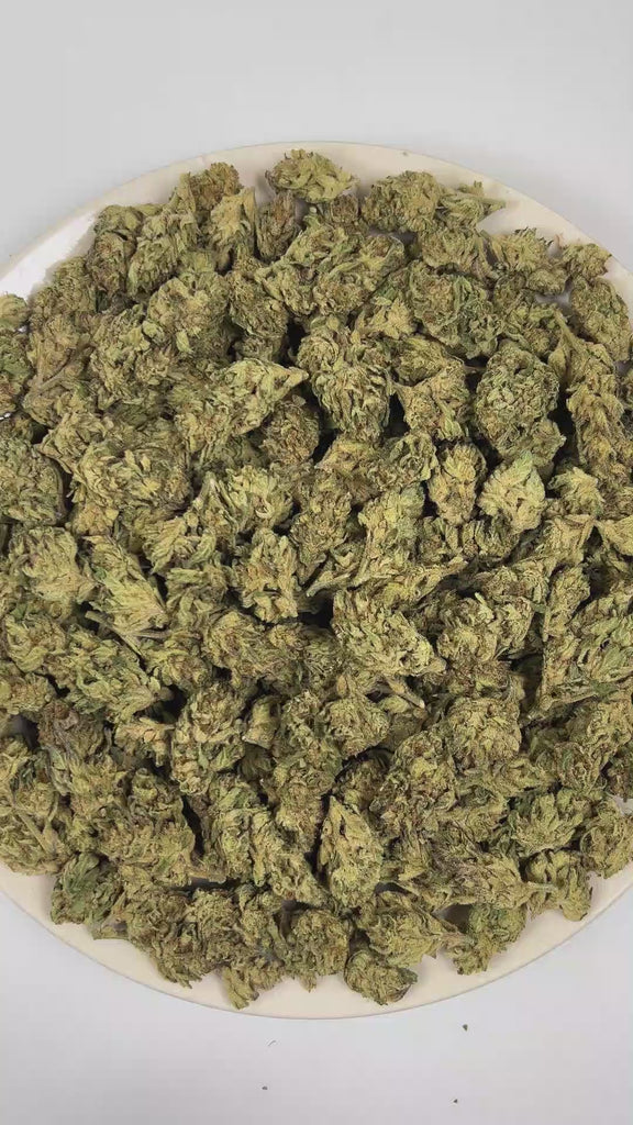 PUFFY P85 is an indica-dominant hybrid THCa strain crafted from a dynamic fusion of  Legend’s Ultimate Indica (LUI) and Bubblegum. The aroma opens with crisp sage, layered with warm cedar and a refreshing burst of eucalyptus. Visually, dense vivid green buds with purple hues and fiery orange pistils are coated in sticky trichomes. Consumers often report a euphoric uplifted mood accompanied by enhanced mental clarity, a boost in creativity, and socially engaging energy. 