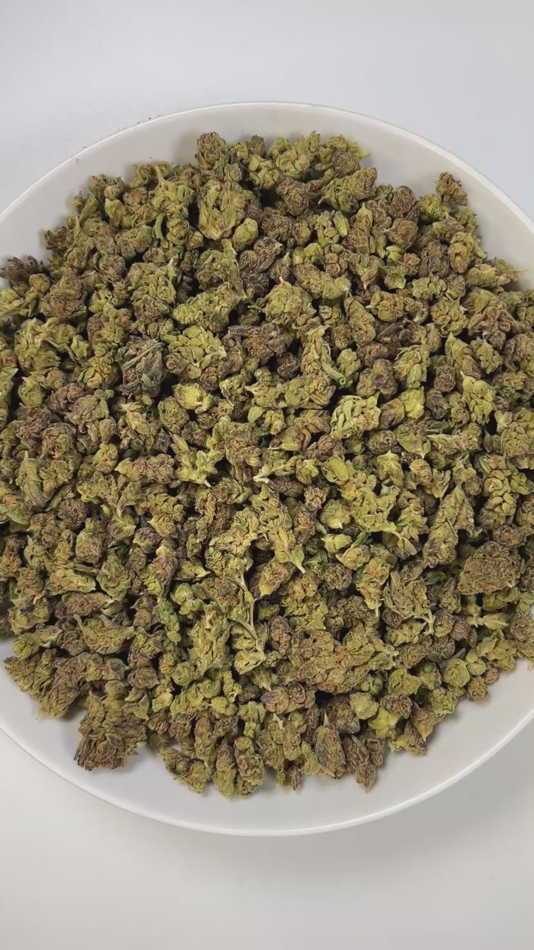 PUFFY Chimera Smalls is a well-balanced hybrid strain born from the legendary cross between White Widow and Blueberry lineages. The aroma is a lush blend of ripe papaya, sweet apricots, and a rich, wine-like depth that adds a sophisticated finish. Visually, the buds are dense and heart-shaped, showcasing dark olive green hues with bright undertones, thin orange hairs, and a sparkling coat of golden-white trichomes. Consumers often report an uplifting cerebral buzz that sparks creativity and euphoria, follow